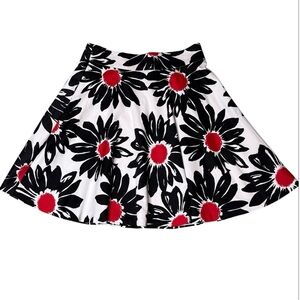 Amanda and Chelsea Black and White Floral Skirt Womens
Size 4P